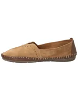 Alpargatas RKF Laurie color ladrillo de cuero suede con tachas metálicas y suela de goma antideslizante.