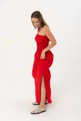 Vestido largo strapless rojo de lino imperial con nido de abeja elástico hasta la cintura y falda amplia.