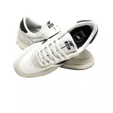 Championes New Balance modelo 440, color beige con detalles en blanco y negro.