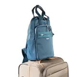 Mochila celeste de poliéster con formato rectangular, acceso con cierre doble, asas fijas y correa regulable.