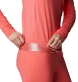 Remera de manga larga Columbia Midweight Stretch color salmón, con logo reflectante en el pecho.
