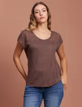 Remera azul de modal con cuello redondo y bordado floral en los hombros.