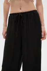 Pantalón ancho de poliéster y viscosa con estampado multicolor y calce alto.