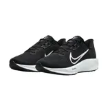 Championes de running Nike Quest 6, color negro con detalles en blanco.