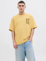 Remera color crema con estampado de flor y texto 'Super Natural' en la espalda.