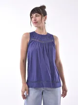 Blusa sin mangas color azul con detalle de calado en el cuello y en el ruedo.
