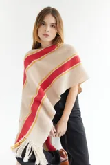 Ruana artesanal color beige con rayas horizontales rojas y amarillas, y flecos en el borde inferior.