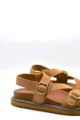 Sandalias de tiras color tostado con hebillas ajustables y suela track de goma.