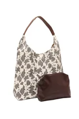 Bolso tipo tote con estampado de manchas de vaca en blanco y negro, con asas de color marrón. Incluye un neceser marrón con cierre.