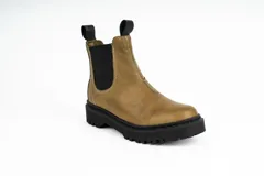 Bota Chelsea color verde con elástico negro en los laterales y suela track negra.