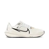 Championes de running Nike Air Zoom Pegasus 40, color crema con detalles en negro y suela blanca.