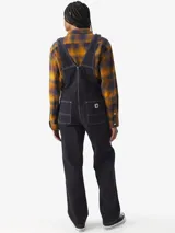 Enterito largo de denim azul con corte recto, tirantes ajustables y múltiples bolsillos.