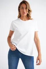 Remera básica blanca de manga corta y escote redondo.