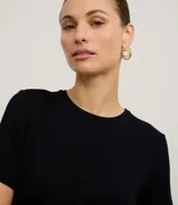 Remera básica de manga corta y cuello redondo, color bordó oscuro, confeccionada en viscolycra.