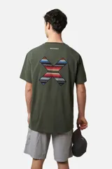 Remera verde militar de corte clásico con parche bordado en el pecho.