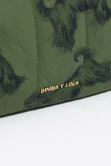 Neceser mediano Bimba y Lola con exterior de nylon y estampado animal print. Tiene estructura blanda, cierre con cremallera, bolsillo interior y placa metálica con el logo.