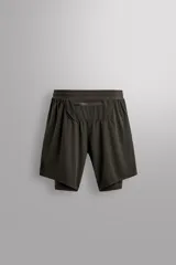 Shorts de running negros confeccionados en tejido técnico ligero y elástico, con malla interior, cintura elástica ajustable con cordón, bolsillo trasero con cierre y perforaciones en las perneras.