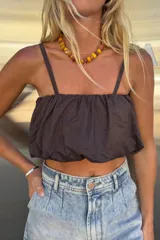 Top corto color marrón oscuro, tipo baloon con elástico y breteles finos.
