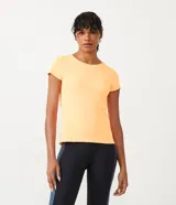 Remera deportiva color naranja de manga corta y corte ajustado. Ideal para actividades físicas. Marca Get Over.