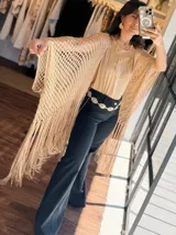 Kimono calado color dorado con flecos largos.