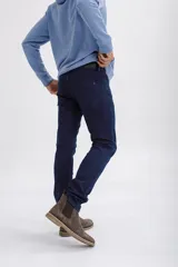 Pantalón de jean azul oscuro de corte skinny.