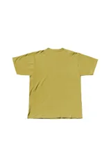 Remera color amarillo con estampado pequeño en el pecho con la frase "Coffee Times".