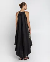 Vestido largo negro con breteles finos y bordado dorado con motivos geométricos. Corte evasé con picos en los laterales.