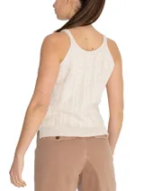 Musculosa color beige con diseño de trenzas, cuello redondo y breteles anchos.