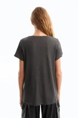 Remera gris de jersey de algodón peruano, de calce fitted, escote en "V" y manga corta. Presenta detalle de bordado marcario en frente a tono.