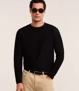 Remera masculina de cuello redondo y mangas largas, color negro, con textura acanalada.