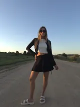 Minifalda blanca de algodón con textura arrugada y volados.