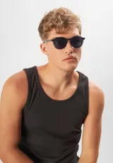 Lentes de sol Eco Shades Costa, con montura redonda color champagne y lentes grises. Fabricados con acetato biodegradable y lentes de PMMA reciclado.