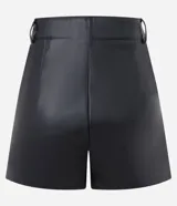 Short negro de cuero sintético, con cintura alta, trabillas, bolsillos laterales y pliegues.