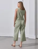 Pantalón crop color verde claro, de lino, con pretina trasera elastizada y lazo de ajuste.