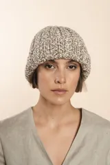 Gorro de lana tejido a mano en marrón y blanco. Accesorio unisex de tejido flexible que se adapta a todos los tamaños. Hecho 100% en Uruguay.