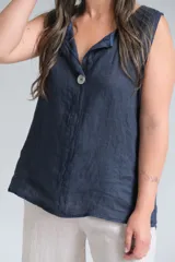 Musculosa azul marino de lino italiano con botón de madera en el escote y costura central.