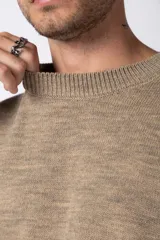 Sweater negro de tejido de punto grueso, corte holgado y cuello redondo.