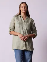 Camisa verde claro de tencel, marca Hester & Orchand. Cuello con solapa, escote en V y abertura central con botones. Delantera con bolsillos. Largo de manga regulable con presilla y botón.