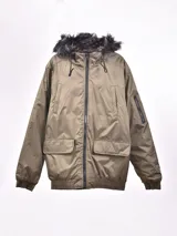 Campera color verde militar con capucha y forro de piel sintética, equipada con bolsillos y cierre frontal.