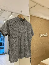 Polera gris de morley y algodón, con cuello alto y mangas cortas.