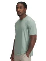 Remera deportiva verde militar de manga corta, con logo de Under Armour estampado en el pecho.