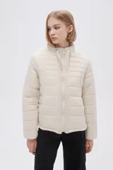 Campera puffer negra con cuello mao y cierre frontal con cremallera.