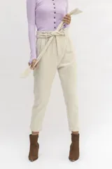 Pantalón pinzado con lazo, color gris, confeccionado en 100% lana, con un diseño que combina calidez y comodidad.
