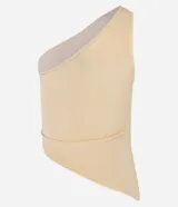 Blusa color beige claro, de poliéster y elastano, con escote asimétrico de un solo hombro, sin mangas, con fruncidos laterales y bajo asimétrico.