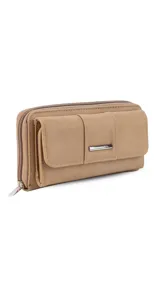 Billetera larga color beige, con solapa y broche a presión. Tiene un compartimento frontal con tarjeteros, visor y bolsillos, y un compartimento posterior con monedero con cierre, tarjeteros y bolsillos. Incluye un bolsillo trasero con cierre.