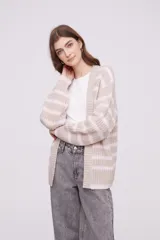 Saco de punto con estampado en tonos beige y gris, de manga larga y corte holgado.