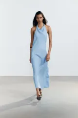 Vestido midi celeste con cuello halter con lazada y espalda descubierta.