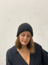 Gorro de lana merino azul con matices celestes y blancos, tejido a mano en punto elástico.