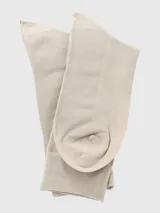 Calcetines negros de vestir con logo de la marca Hush Puppies en el lateral.