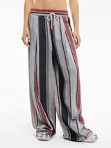 Pantalón de viscosa y poliéster con rayas verticales en tonos gris, negro y bordó. Tiene tiro medio-alto, pretina elástica con cordón ajustable y bolsillos laterales.